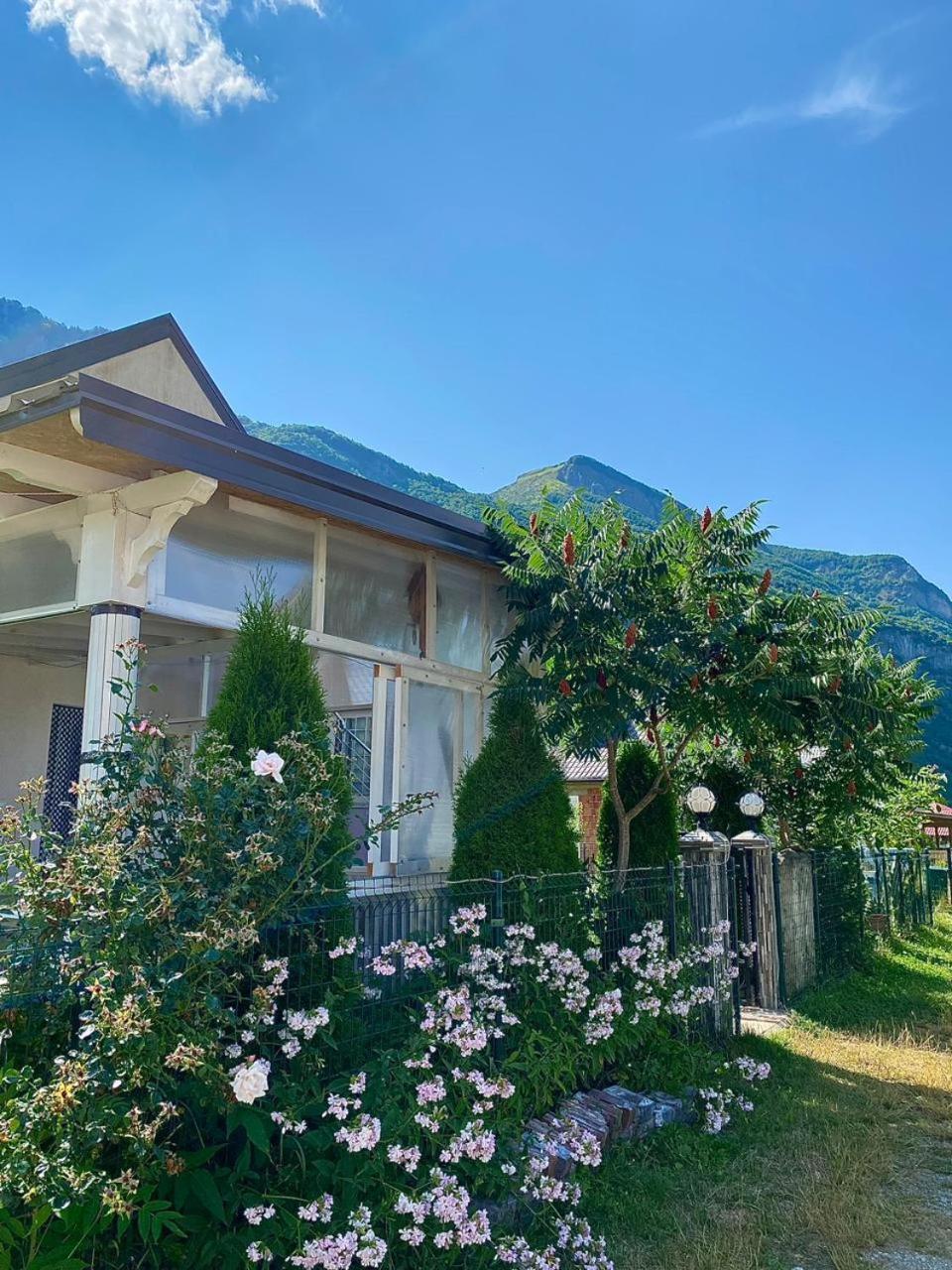 Lola Guest House Vuthaj Екстериор снимка